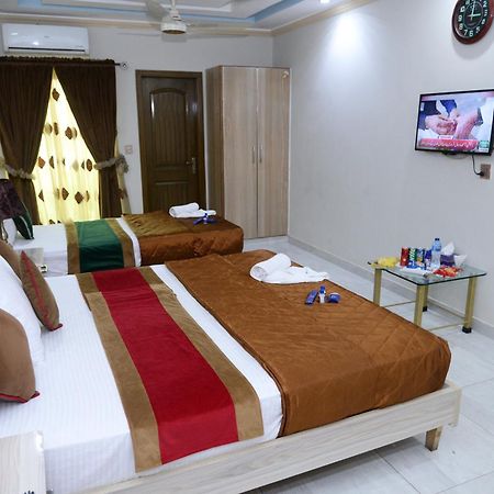 Hotel Deluxe Johar Town Lahore Buitenkant foto