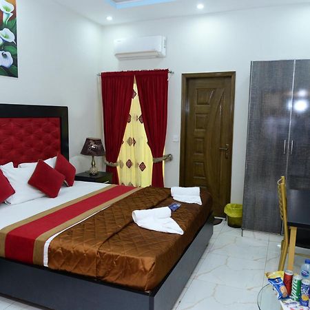 Hotel Deluxe Johar Town Lahore Buitenkant foto