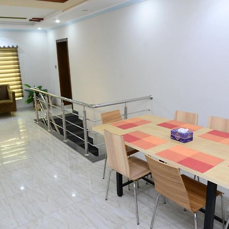 Hotel Deluxe Johar Town Lahore Buitenkant foto