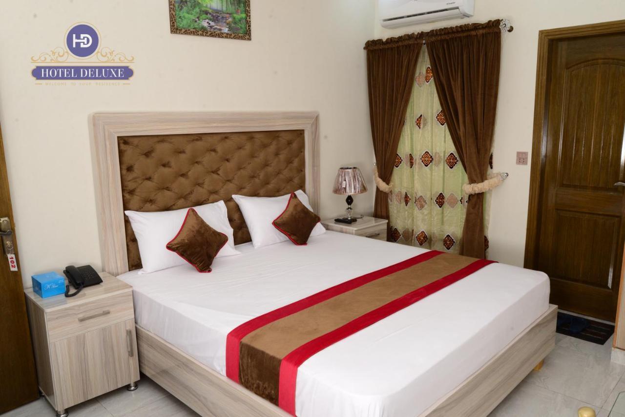 Hotel Deluxe Johar Town Lahore Buitenkant foto