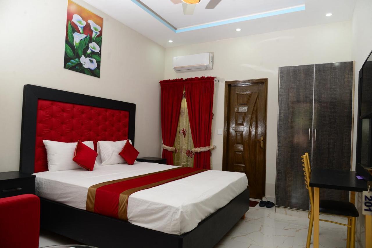 Hotel Deluxe Johar Town Lahore Buitenkant foto