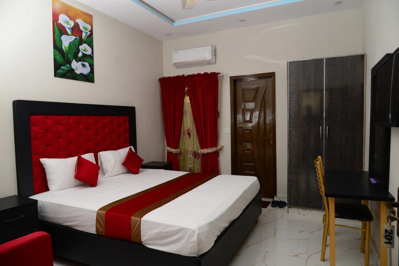 Hotel Deluxe Johar Town Lahore Buitenkant foto