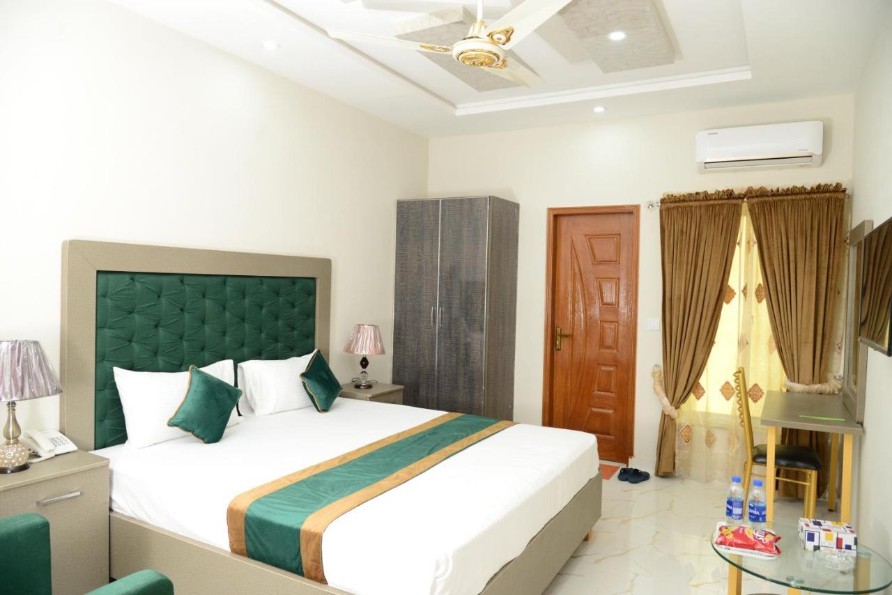 Hotel Deluxe Johar Town Lahore Buitenkant foto