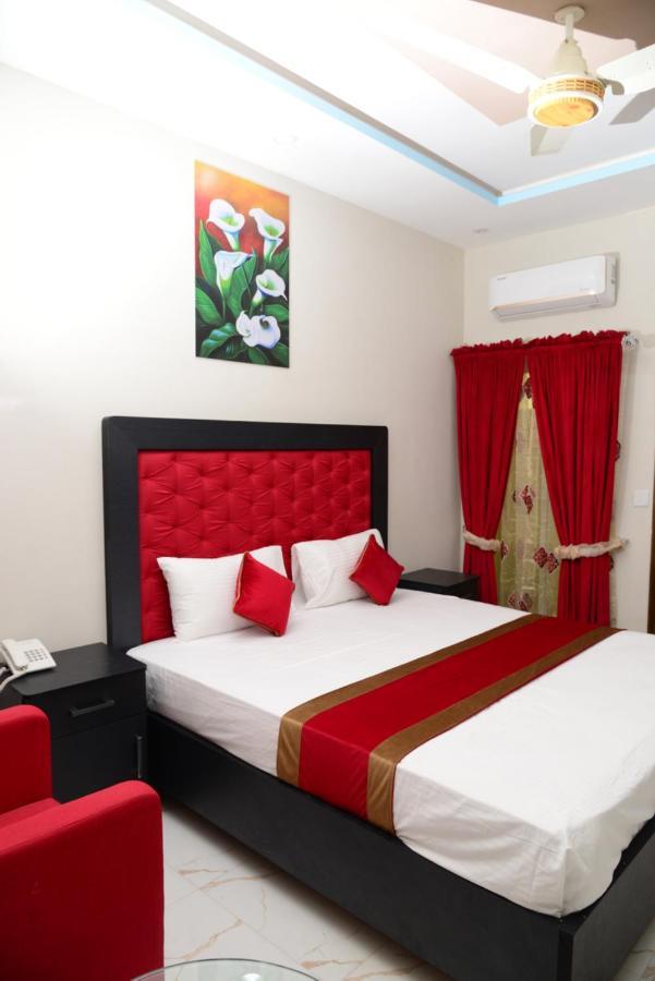 Hotel Deluxe Johar Town Lahore Buitenkant foto