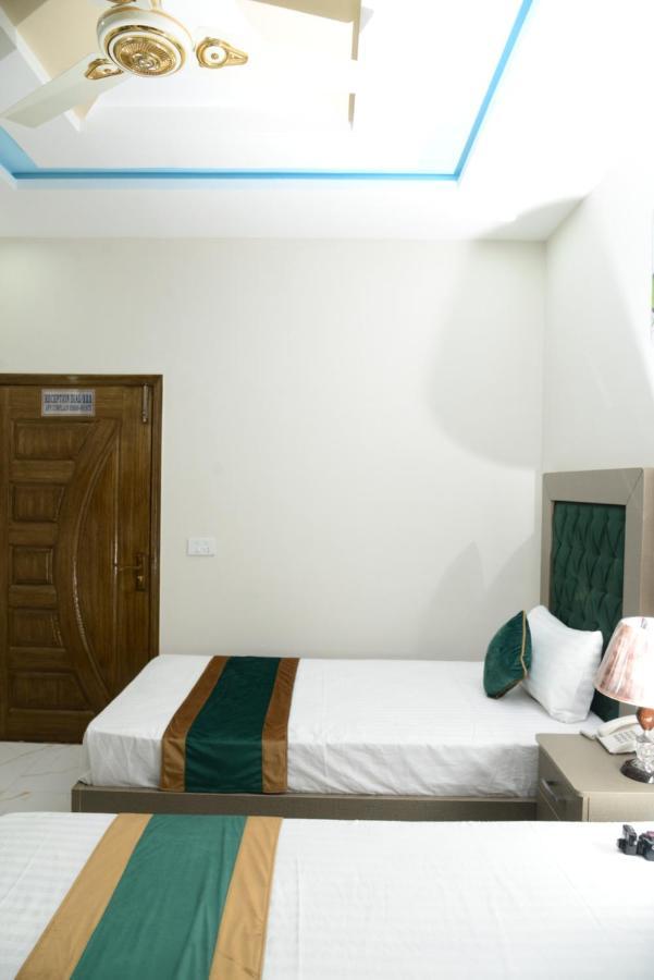 Hotel Deluxe Johar Town Lahore Buitenkant foto
