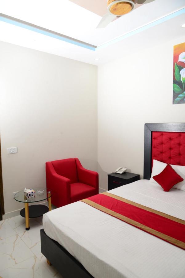 Hotel Deluxe Johar Town Lahore Buitenkant foto