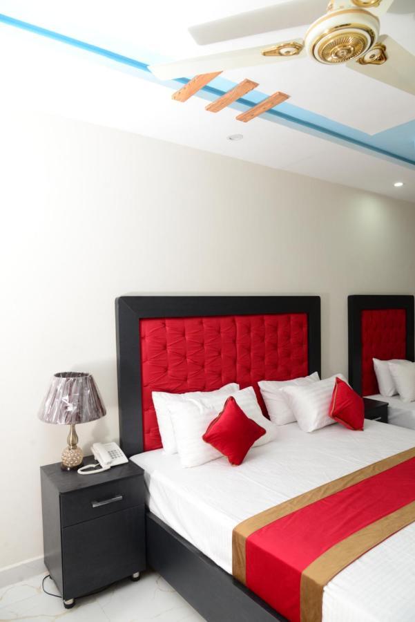 Hotel Deluxe Johar Town Lahore Buitenkant foto