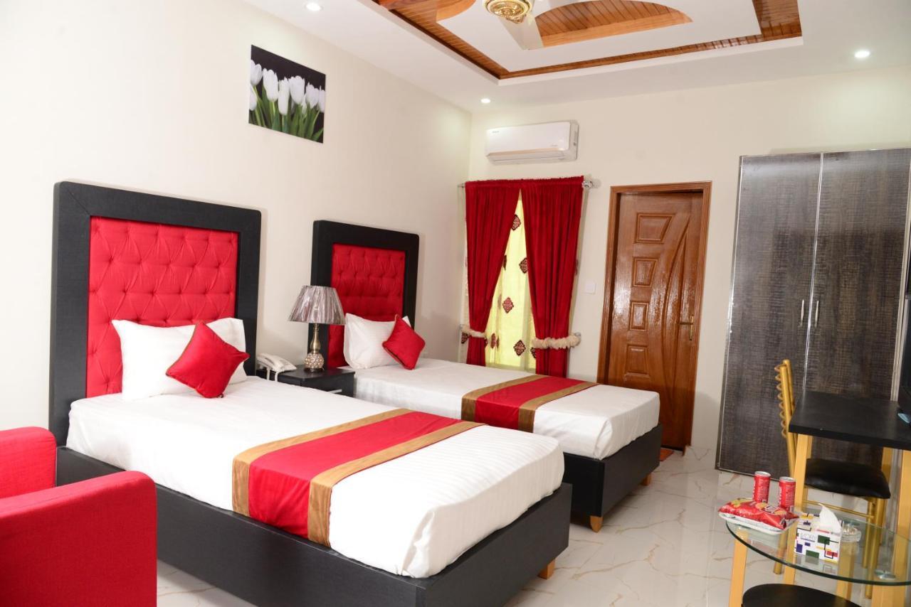 Hotel Deluxe Johar Town Lahore Buitenkant foto