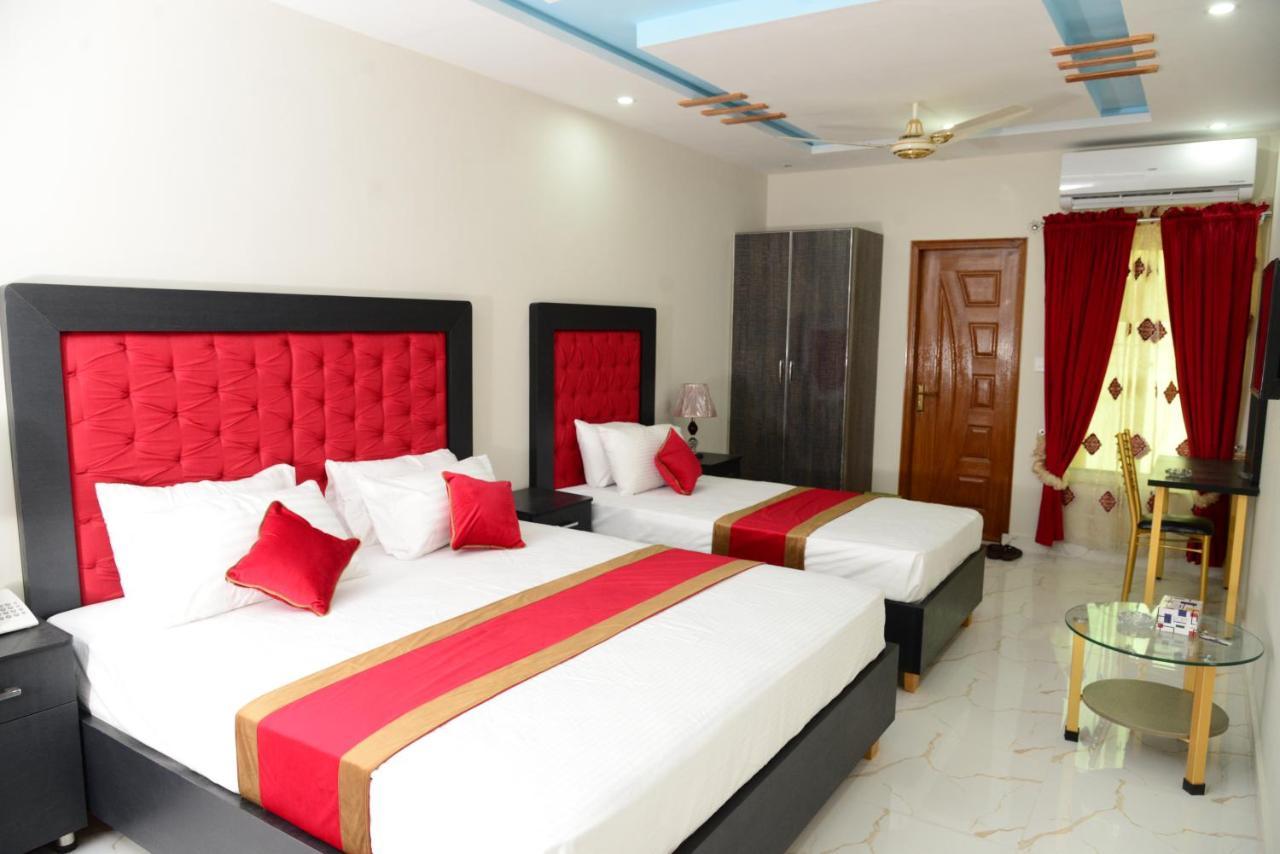 Hotel Deluxe Johar Town Lahore Buitenkant foto