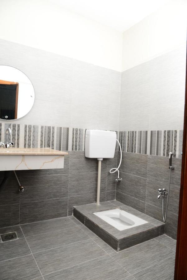 Hotel Deluxe Johar Town Lahore Buitenkant foto