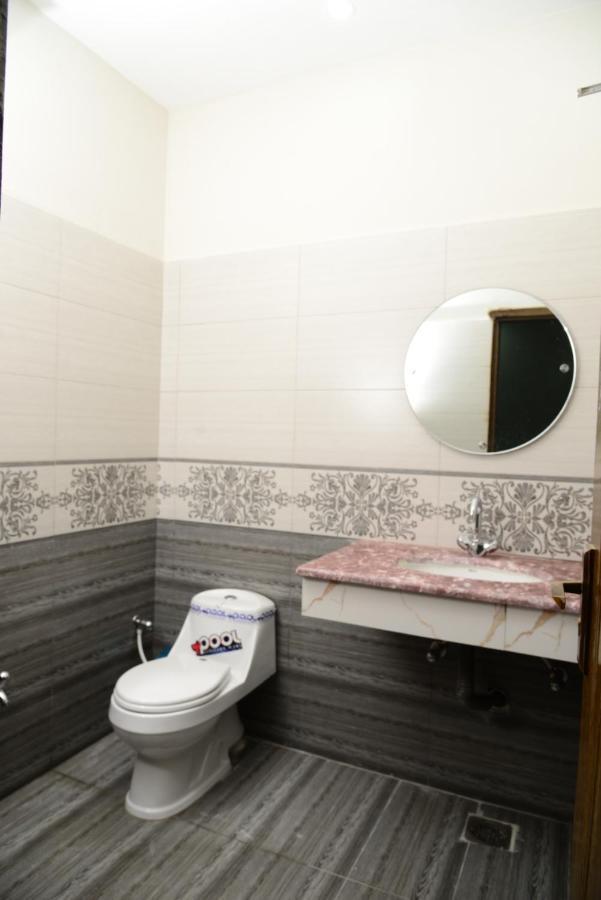 Hotel Deluxe Johar Town Lahore Buitenkant foto