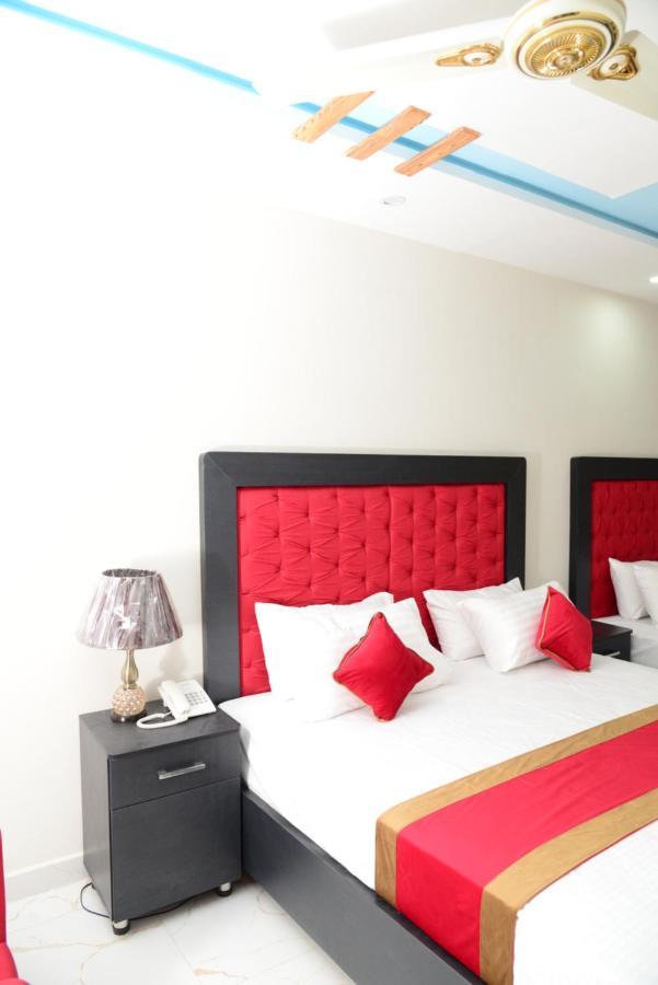 Hotel Deluxe Johar Town Lahore Buitenkant foto