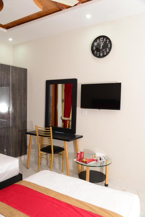 Hotel Deluxe Johar Town Lahore Buitenkant foto