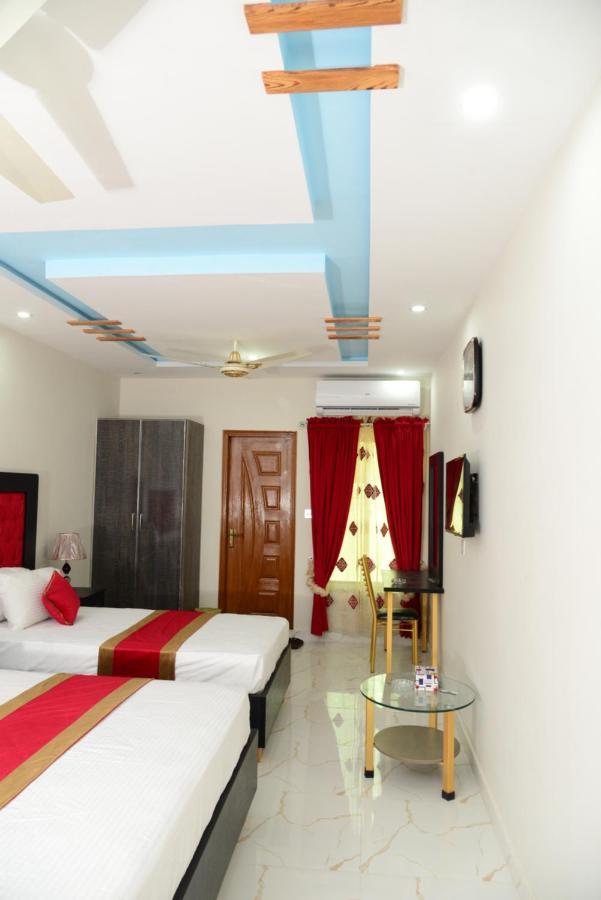 Hotel Deluxe Johar Town Lahore Buitenkant foto