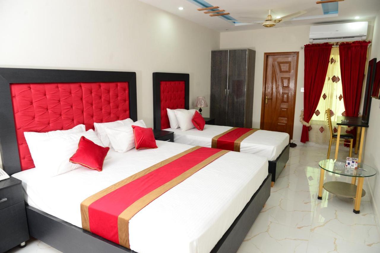Hotel Deluxe Johar Town Lahore Buitenkant foto