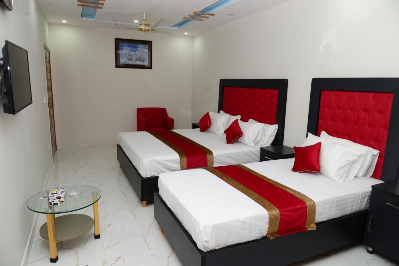 Hotel Deluxe Johar Town Lahore Buitenkant foto