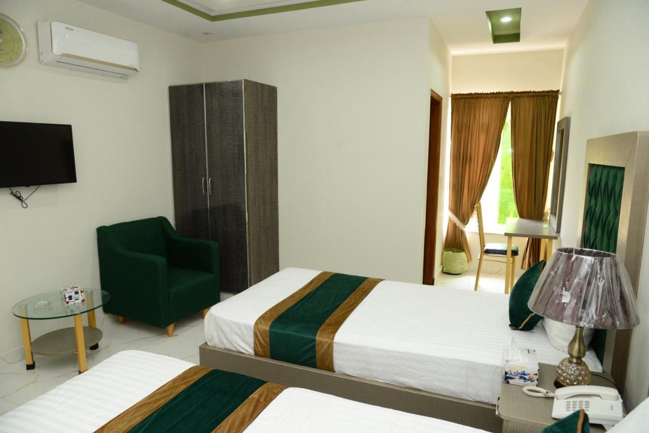 Hotel Deluxe Johar Town Lahore Buitenkant foto