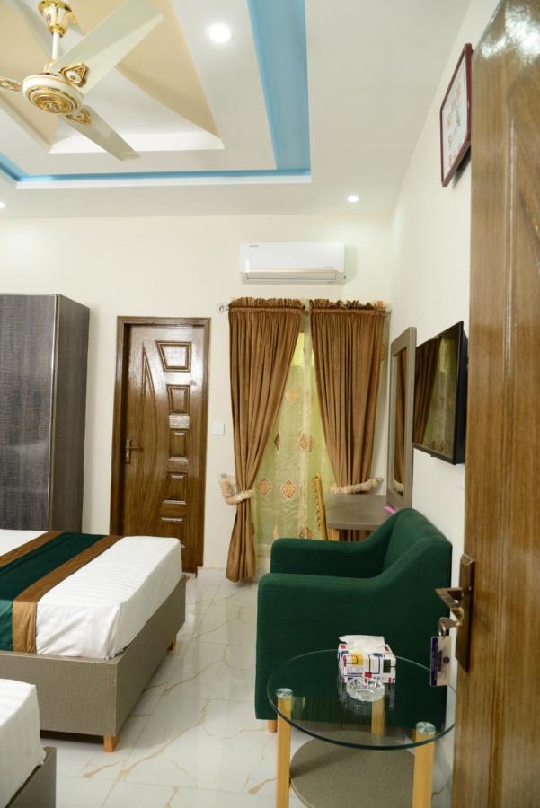 Hotel Deluxe Johar Town Lahore Buitenkant foto
