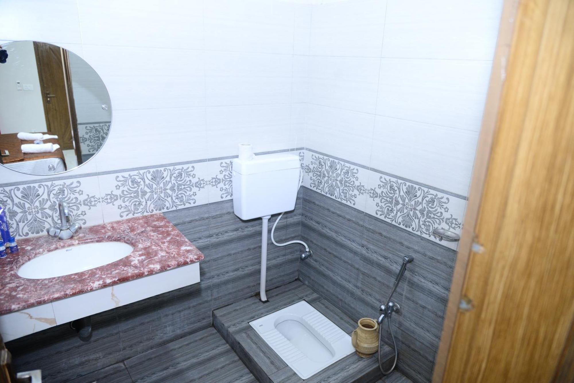 Hotel Deluxe Johar Town Lahore Buitenkant foto