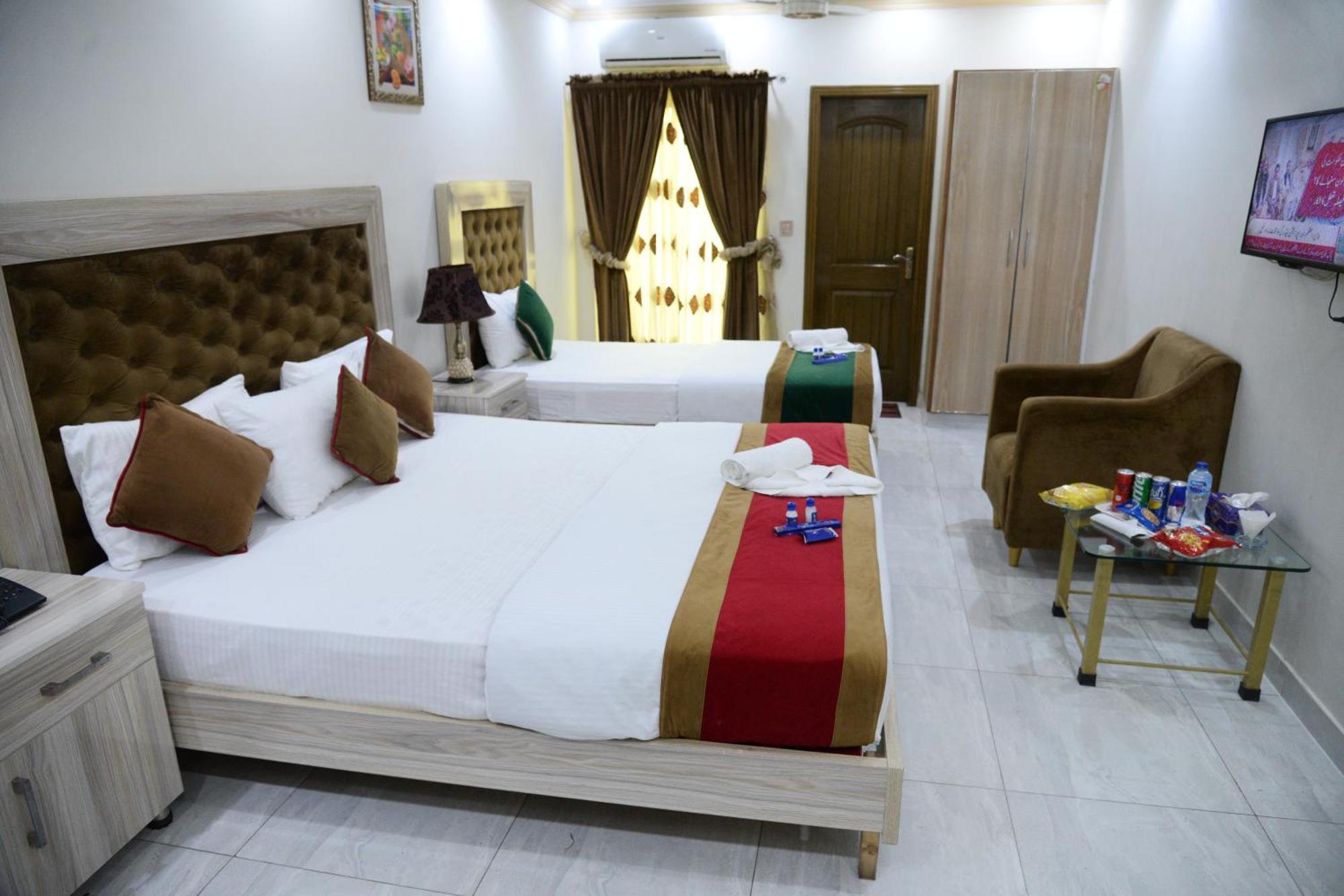 Hotel Deluxe Johar Town Lahore Buitenkant foto
