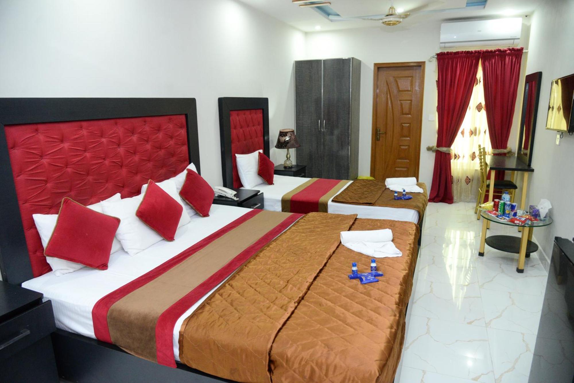 Hotel Deluxe Johar Town Lahore Buitenkant foto