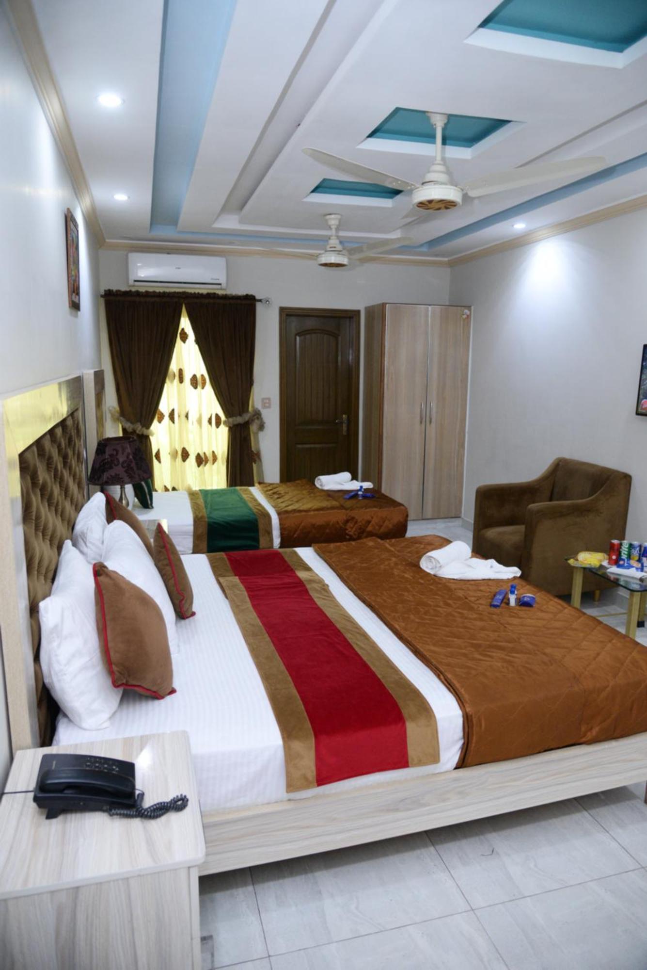 Hotel Deluxe Johar Town Lahore Buitenkant foto