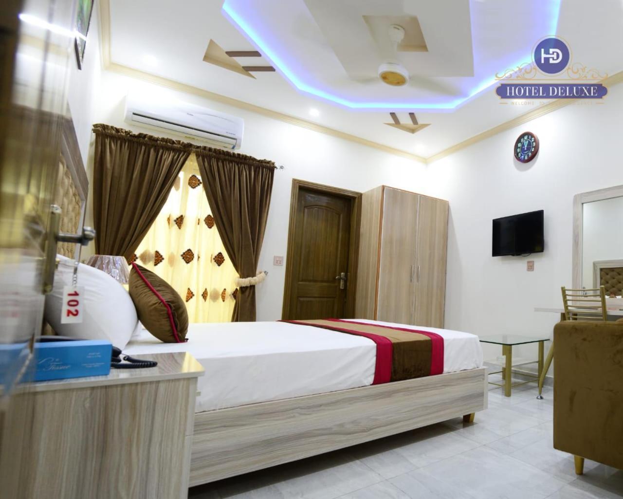 Hotel Deluxe Johar Town Lahore Buitenkant foto