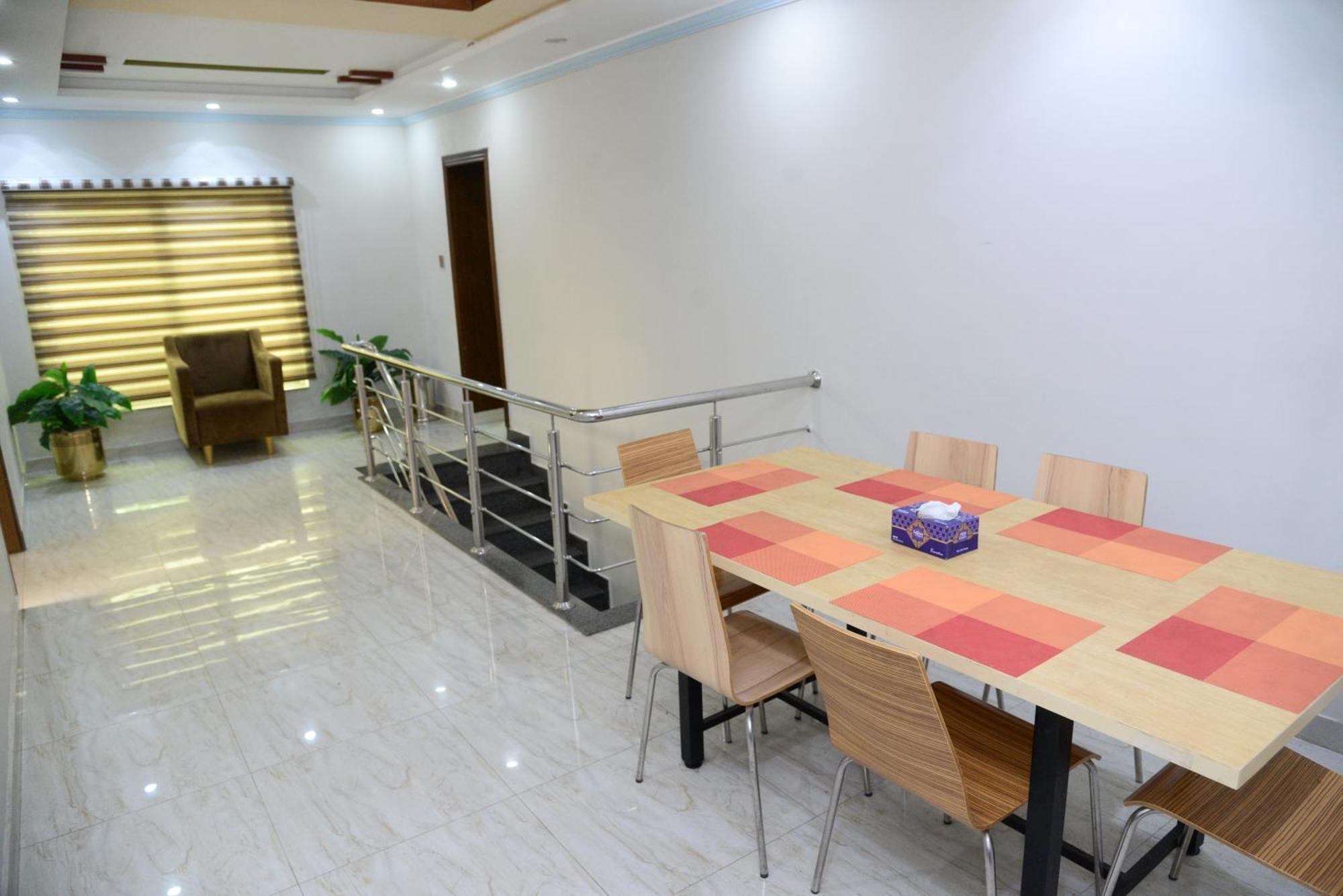 Hotel Deluxe Johar Town Lahore Buitenkant foto